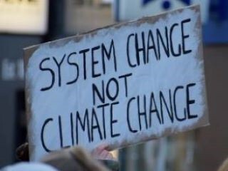 Plakat mit Aufschrift: System change, not climate change